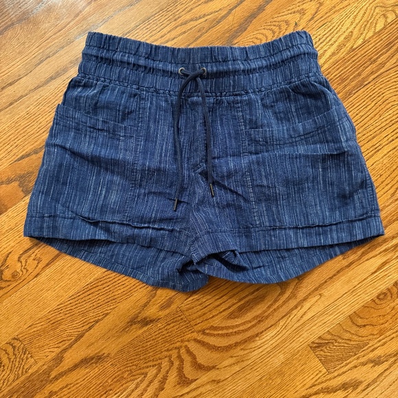 Athleta Cabo Linen 4 inch Blue Striped Pull On Drawstring Shorts Size 4 - Picture 1 of 4